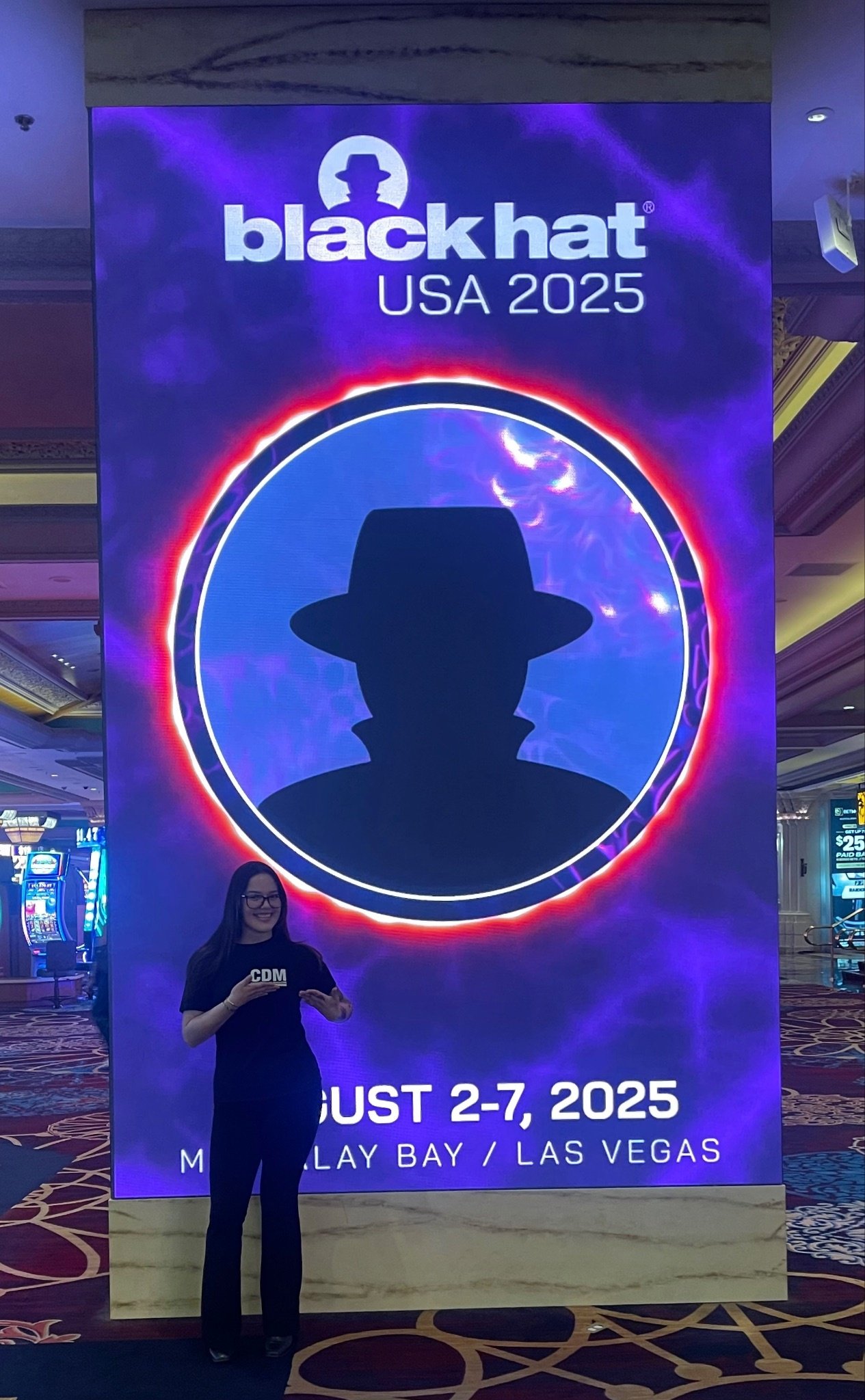 Siyah şapka Vegas ışıklarının altında tutuşturuyor