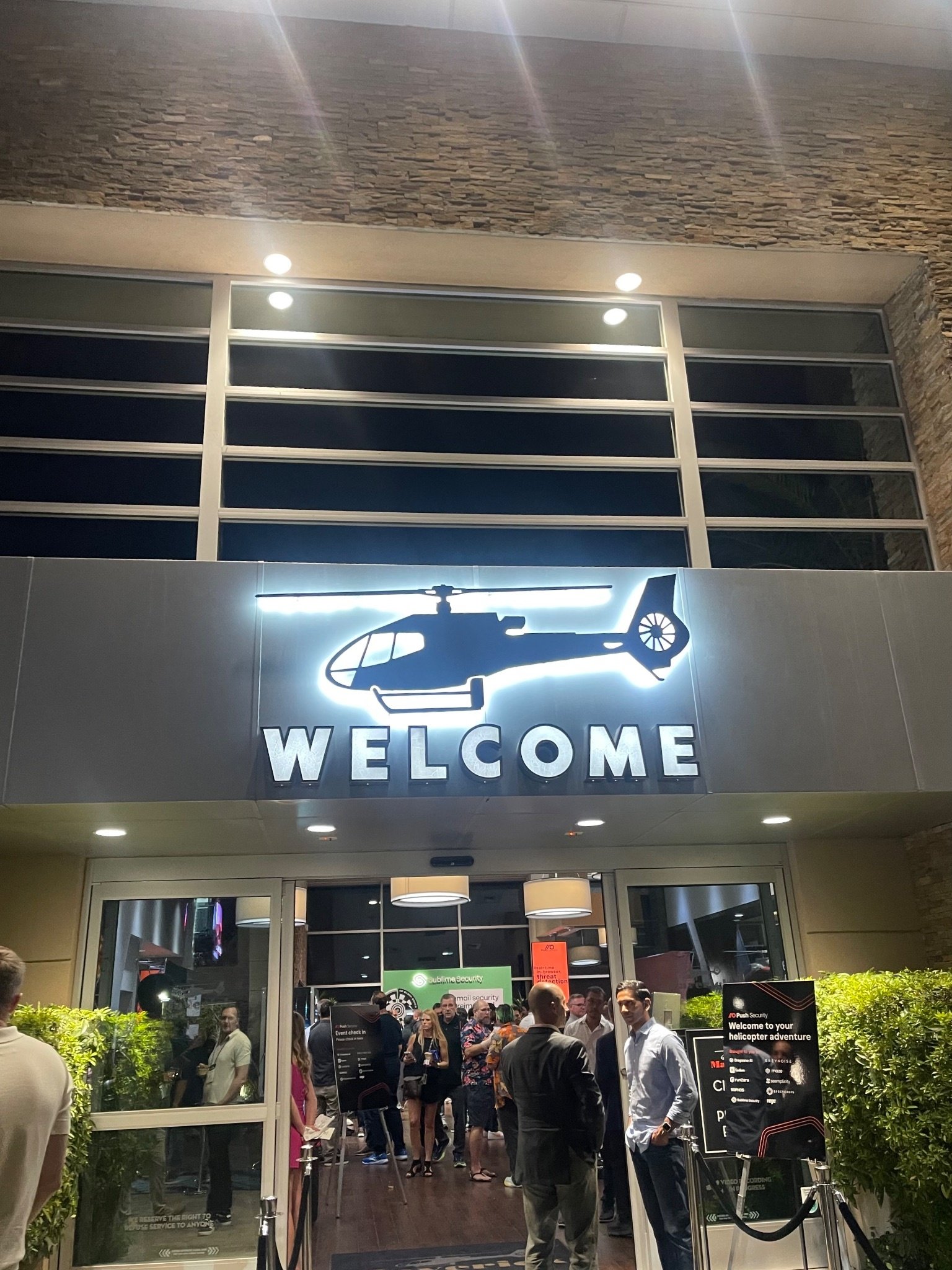 Siyah şapka Vegas ışıklarının altında tutuşturuyor