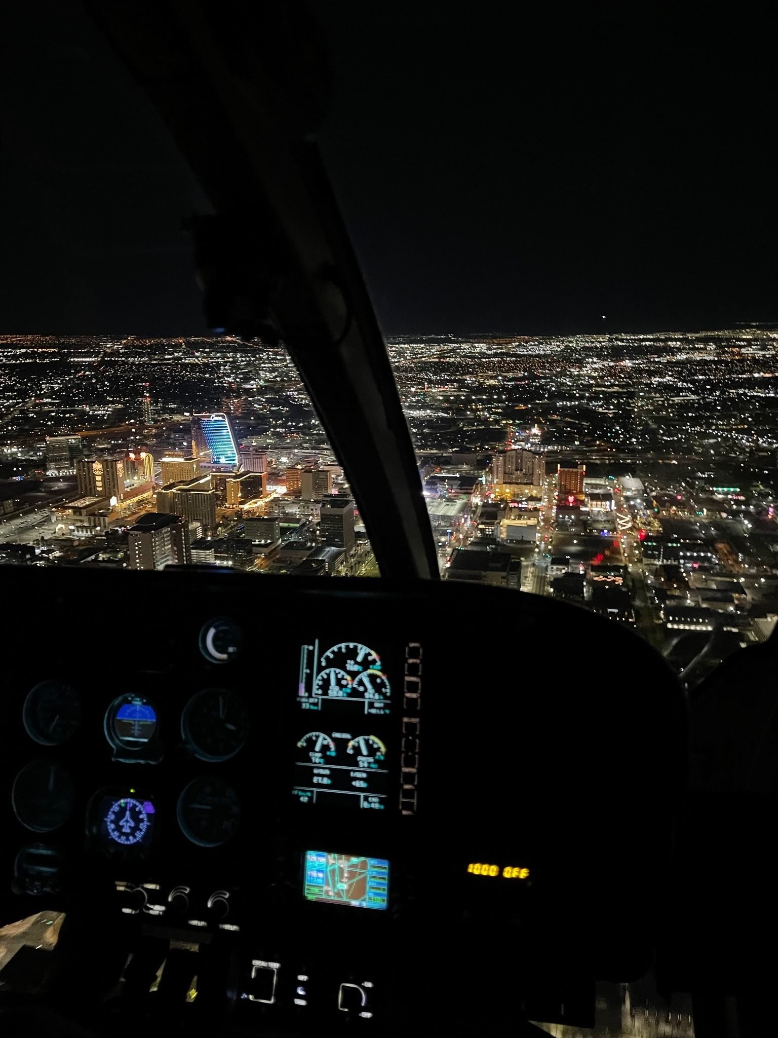 Siyah şapka Vegas ışıklarının altında tutuşturuyor